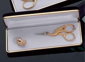 Ciseaux à broder cigogne et dé à coudre finition chrome et doré
