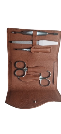Trousse Manucure en cuir garnie de 5 outils très utiles